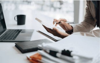 資料を作成しているイメージ画像