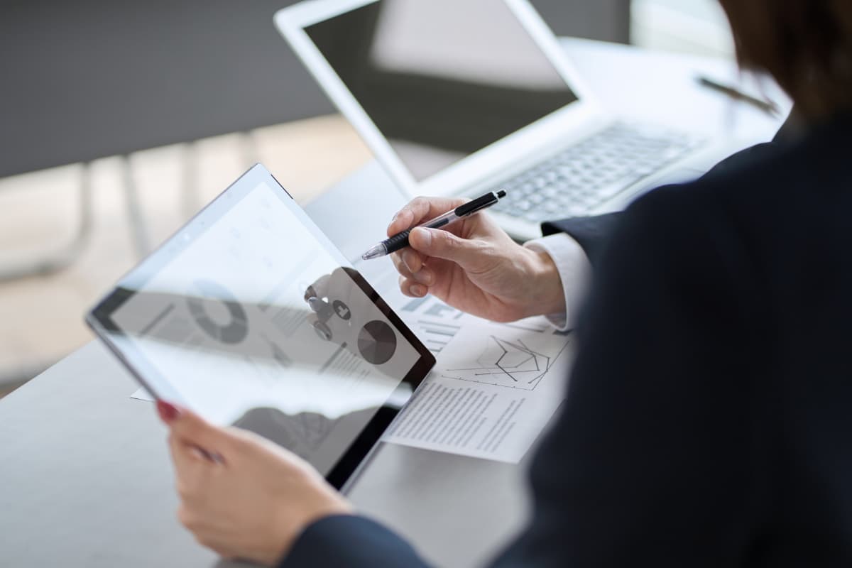 logistics-dx-3-251210 物流のDXについて考えている光景