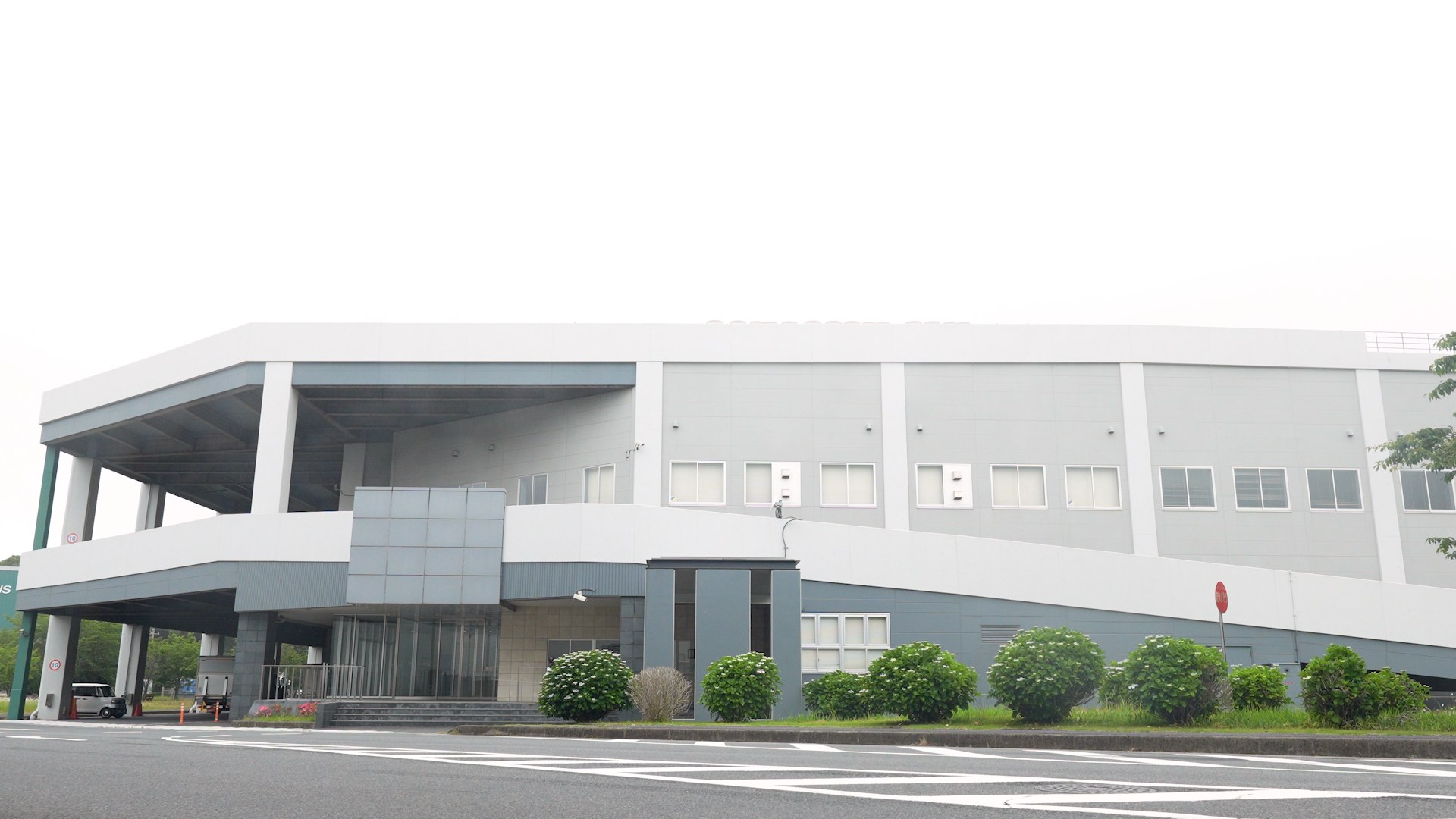 fineplus_01 株式会社ファインプラスの成田物流センター外観